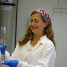  רינת מאיר במעבדה 